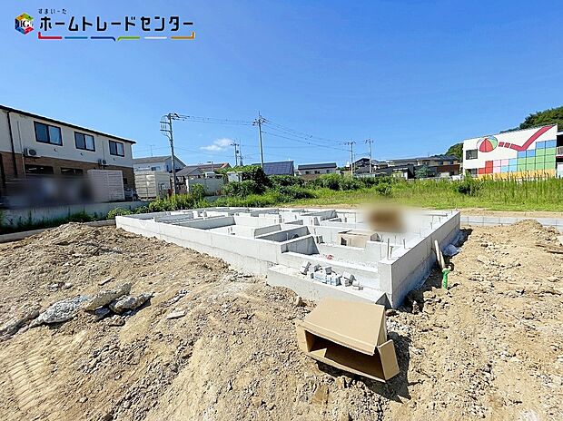 【現地外観写真】２号棟前面道路が4ｍある戸建ては、車の出し入れがスムーズで、駐車もラクラク。大型車でも安心して利用でき、来客時の対応も快適です！開放感があり暮らしにゆとりが生まれます。