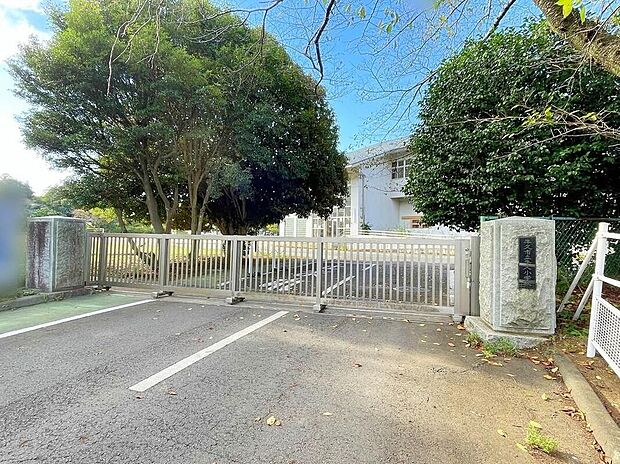 牛久市立牛久小学校（約520m）