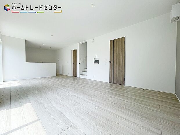 【リビング】やわらかな光が包み込む、家族が集まるリビング♪広がりのある住空間、洗練されたデザイン、豊かな収納スペース。それらが日常をより快適に、より心地よいものにしてくれます。明るく開放感あふれる空間です♪