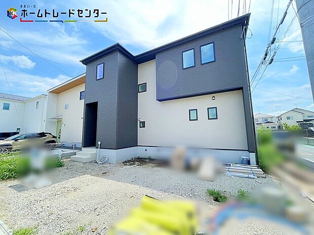 【現地外観写真】嬉しい仕様がたくさん！
システムキッチン、床下収納、TVモニター付きインターホン、ファミリークローク、２４時間管理システム、駐車２台可（車種による）等♪
