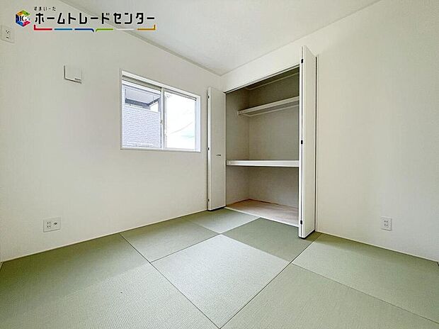 【リビング以外の居室】和室は、畳の柔らかさと断熱・調湿効果で一年を通して快適に過ごせます！客間・寝室・子どもの遊び場など多用途に使える柔軟性も魅力！家具を置かずに広々と使えるため、生活スタイルに合わせて空間を変えられます！