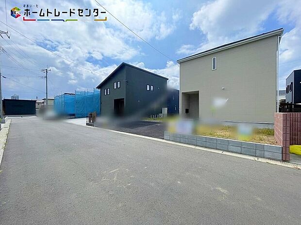 【前面道路含む現地写真】嬉しい仕様がたくさん！システムキッチン、浴室乾燥機、納戸、床下収納、防犯カメラ、TVモニター付きインターホン、人感センサー付玄関灯、全居室ペアガラス、駐車２台可（車種による）♪