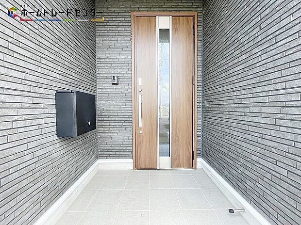 【玄関】１号棟・玄関ポーチには屋根がついているので雨でも玄関前で濡れずにお出かけ準備が出来ます。セキュリティを高められるTVモニター付きインターフォンが標準装備です！