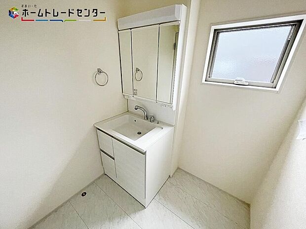 【洗面台・洗面所】白を基調とした爽やかなサニタリースペース。清潔感のある快適空間です。毎日の身支度も気持ち良くお使い頂け、今日いち日頑張れる気がします！洗面台は三面鏡となっておりますので、横顔チェックもバッチリですね！