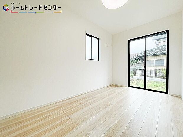 【リビング以外の居室】大きな窓から光が差し込む室内!日の光で照らされた明るいお部屋は、趣味の時間を過ごす時も、家族や友達と一緒に過ごす時も、いつでも居心地のいいリラックスできる空間をお届けします!