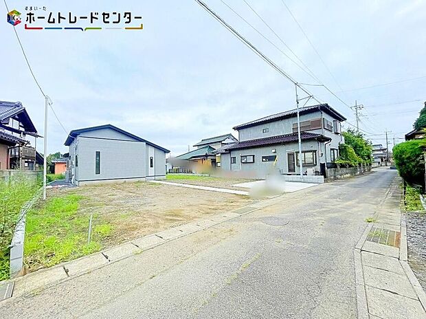 【前面道路含む現地写真】○嬉しい設備仕様システムキッチン、浴室乾燥機、ウォークインクローゼット、フリースペース、ランドリールーム、床下収納、TVモニター付インターホン、24時間換気システム、駐車場2台(車種による)!