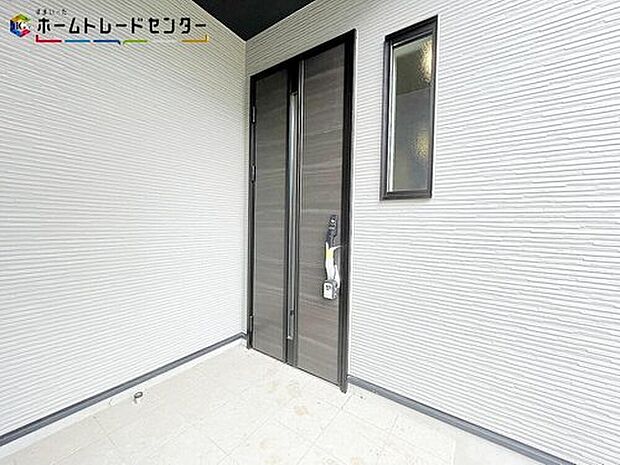【玄関】玄関ポーチには屋根がついているので雨でも玄関前で濡れずにお出かけ準備が出来ます。セキュリティを高められるTVモニター付きインターホンが標準装備です!