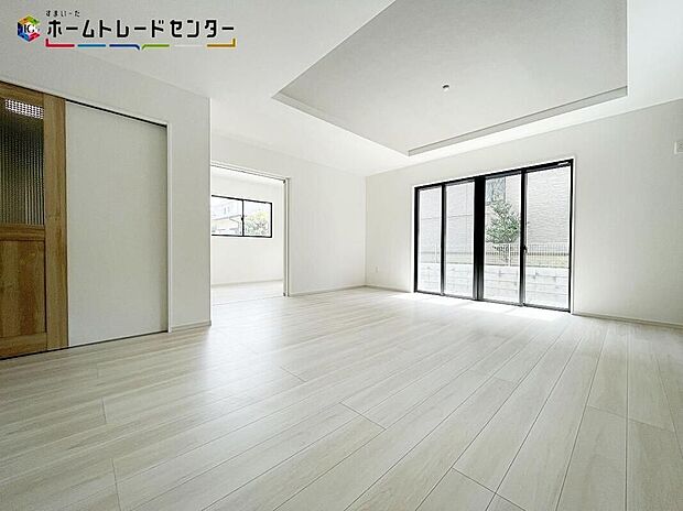 【リビング】大きな南窓から暖かな光がたっぷり差し込むリビング。ご家族の憩いの場ですね。明るい色味の床材はどんなスタイルにも合わせやすいデザインです♪明るいリビングで家族団らんの時間を楽しみましょう！！