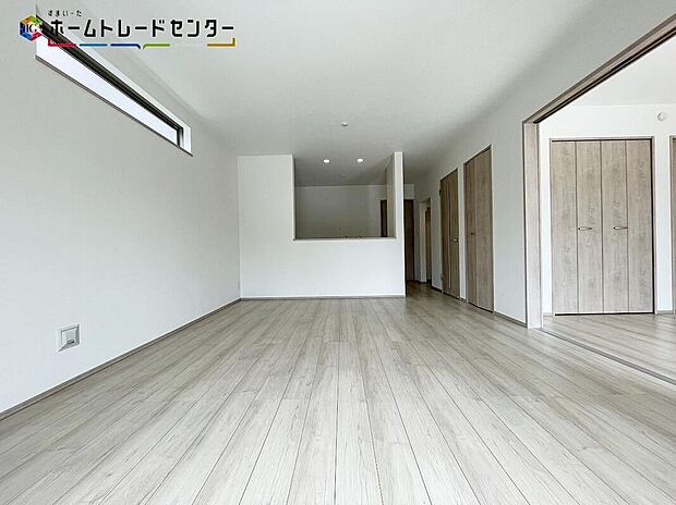 【リビング】広々とした開放感あふれるリビングです。充分な広さがございますので、ご家族でインテリアのレイアウトを考えるのも楽しみですね♪お気に入りの家具に囲まれて、家族皆がゆったりした気持ちで過ごせたら最高ですね!