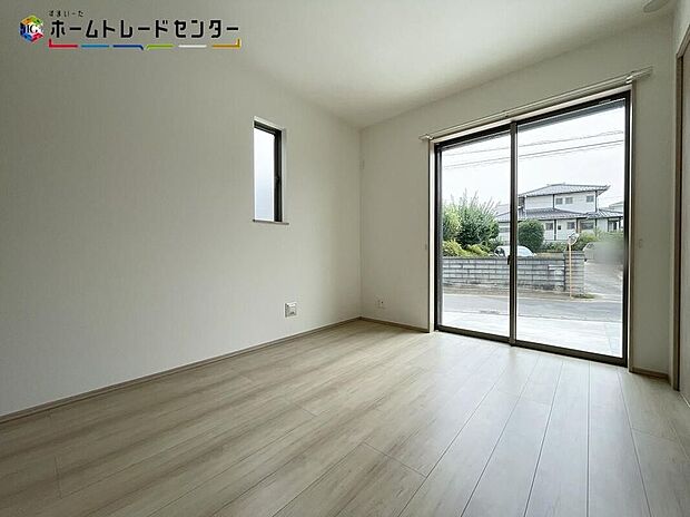 【リビング以外の居室】リビング隣のお部屋は、お昼寝のお部屋や趣味のお部屋、ワークスペースとお使いになれます!また、将来家族が増えた場合でもご夫婦の寝室にしたり、ご両親のお部屋にしたり様々に用途に使える魅力的な空間です!