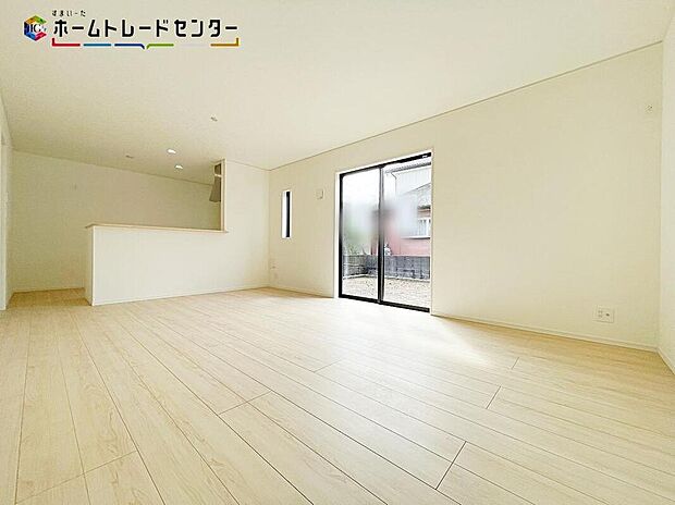 【リビング】リビングには大きな窓があり、陽光あふれる明るい空間です。日差しがぽかぽか暖かく、電気代の節約にもなります!休日はご家族でお喋りしながらゴロゴロゆっくりと過ごすのも良いのではないでしょうか!