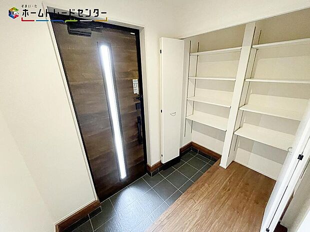 【玄関】３号棟
訪れる人を優しく迎える、スタイリッシュな玄関。開放感のある玄関ホール。温もり感じるフローリング仕様ですので、ご家族やお客様を温かく迎えてくれます。