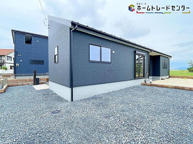 【現地外観写真】３号棟
自然豊かなこの街は、四季折々の風景が心を癒し、穏やかな暮らしを育む理想の環境。家族の未来を優しく包み込む、そんな場所です。ここから始まる毎日がきっと特別な時間になります。