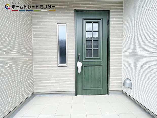 【玄関】２号棟
玄関ポーチには屋根がついているので雨でも玄関前で濡れずにお出かけ準備が出来ます。セキュリティを高められるTVモニター付きインターフォンが標準装備です！