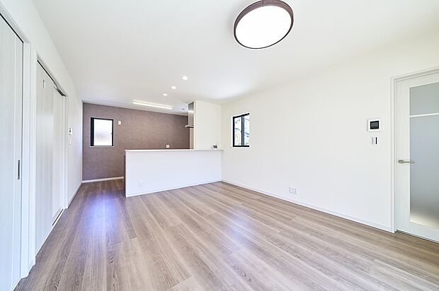 約15帖LDK！キッチンからもリビングが見渡せるため、どこに居ても家族を感じ、会話もはずみますね。