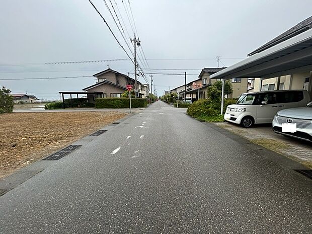 【現地写真】前面道路幅は6ｍございます。車がすれ違えるほどの幅ありますので、お向かいさんとの距離もしっかり確保されています！