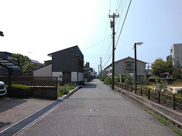 【現地写真】前面道路幅は約5.88ｍございます。またお向かいが公園なので圧迫感のない前面環境です！