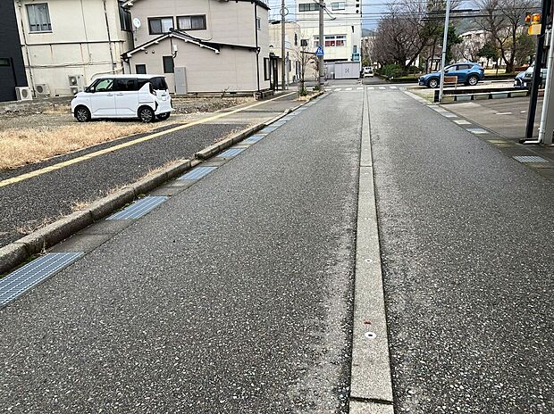 【現地写真】前面道路幅は約9ｍです！車のすれ違いも安心の幅で、来客時に便利です◎