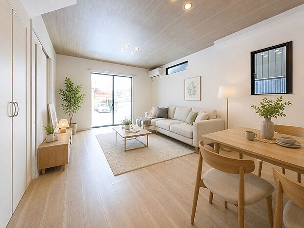 【施工例】明るい掃き出し窓があるリビングは、開放感とぬくもりが調和した空間！日中は陽の光で明るく、夜は照明でやさしく包まれます。
※家具等の配置はイメージです。
