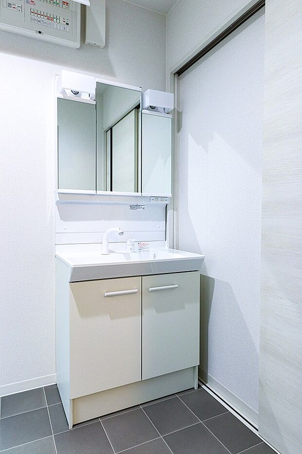 【洗面台】お手入れのしやすい洗面台は三面鏡裏それぞれに収納スペースを確保しています。
