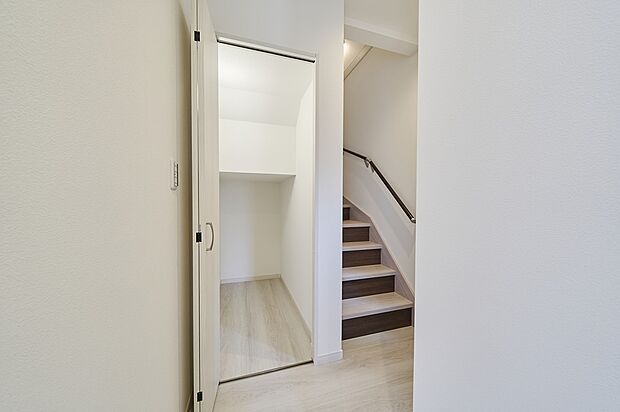 【階段下収納】1階ホールには階段下収納がございます！掃除用具から日用品ストック、防災グッズまでスッキリ収納可能◎