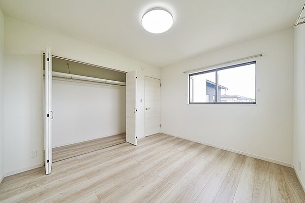 【寝室】クローゼットには豊富な収納スペースで、衣類や個人のアイテムを整理整頓することができます。スッキリした寝室は癒しの空間を提供します。