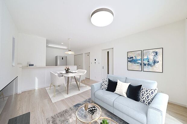 【リビング】【施工例】キッチンからもリビングが見渡せるため、どこに居ても家族を感じ、会話もはずみますね。家事をしながらお子さんの様子も見れるため、安心です♪※家具等はイメージです。