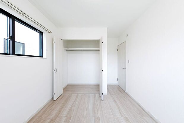 【洋室収納】【施工例】各洋室にはクローゼットを完備！ハンガーパイプ付きなので大切なお洋服もきれいに保管でき、お部屋もきれいで清潔感のある空間を維持できます◎