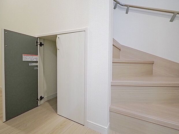 【階段下収納】【施工例】階段下収納を完備。これで掃除用具や日用品ストックを見えないところに収納可能！急な来客時でもきれいな状態でお迎えができる手助けになります♪