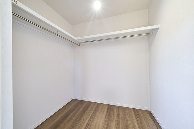 【ウォークインクローゼット】【施工例】大容量のウォークインクローゼットは大切なお洋服も常に換気ができ、きれいな状態で保管することができるため長持ちします！お洋服だけでなく、お子さんのおもちゃや大事な趣味の道具まで収納できます！