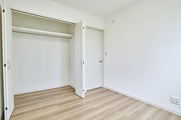 【寝室CL】【施工例】寝室内のクローゼットは、季節の洋服や寝具をまとめて収納可能。バッグや小物も整理しやすく、空間を広く使えます。“しまう場所が決まっている”から、自然と片づく寝室です！