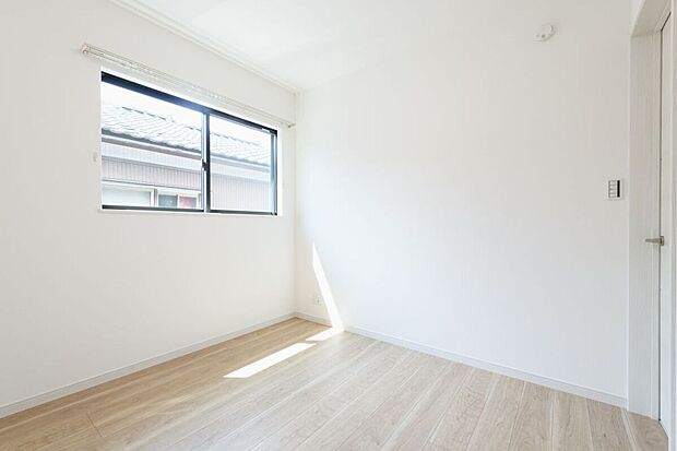 【洋室】【施工例】洋室は2つご用意！ライフスタイルに合わせてお子様のお部屋やご主人様の書斎としてもご活用できます。収納力も抜群なのでお部屋をスッキリ保つことができます。