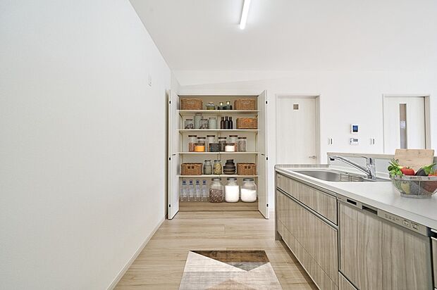 【キッチン物入】【施工例】キッチンの可動棚収納は、高さを自由に変えられて収納力アップ。調理家電やストック品も無駄なく収まり、使いやすさが続きます。
※家具等の配置はイメージです。