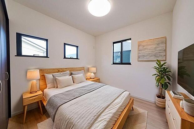 【洋室】【施工例】洋室は2つご用意！ライフスタイルに合わせてお子様のお部屋やご主人様の書斎としてもご活用できます。収納力も抜群なのでお部屋をスッキリ保つことができます。※家具等の配置はイメージです。