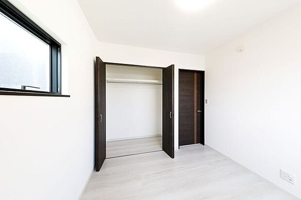 【洋室クローゼット+可動棚】【施工例】洋室にはクローゼットを設け、衣類を掛けて収納できるハンガーパイプ付き。普段使いの服やバッグもすっきり整理できます。また可動棚付き収納もあり、見せる収納としても活用できます♪