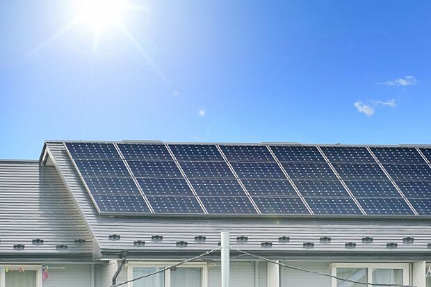 【太陽光発電システム】弊社の建売住宅は太陽光パネルが標準搭載されています。防災面でも安心&光熱費削減で家計に優しい家に!