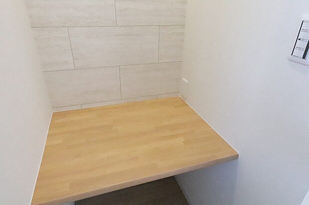 【カウンター】【施工例】キッチン横には集成カウンターを設置。家事をしながらお子さまの勉強を見守れるほか、在宅ワークや読書、ちょっとした作業にも便利です。