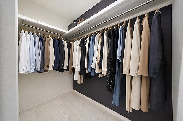 【ウォークインクローゼット】【施工例】大容量のウォークインクローゼットは大切なお洋服も常に換気ができ、きれいな状態で保管することができるため長持ちします！お洋服だけでなく、お子さんのおもちゃや大事な趣味の道具まで収納できます！