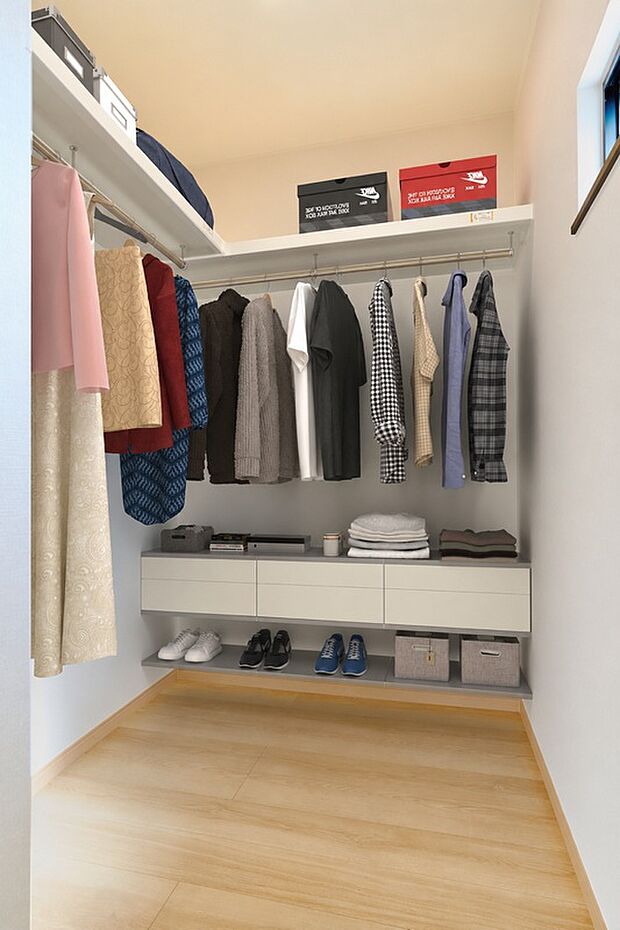 【ウォークインクローゼット】【施工例】大容量のウォークインクローゼットは大切なお洋服も常に換気ができ、きれいな状態で保管することができるため長持ちします!お洋服だけでなく、お子さんのおもちゃや大事な趣味の道具まで収納できます!
