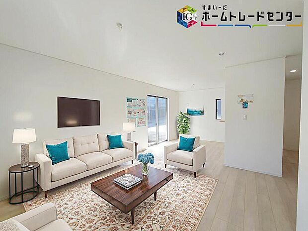 きな窓のあるリビングは、陽光あふれる明るい空間です。居心地良く、ご家族皆がゆったり寛げる憩いの空間となりそうです。※家具はCGでございます