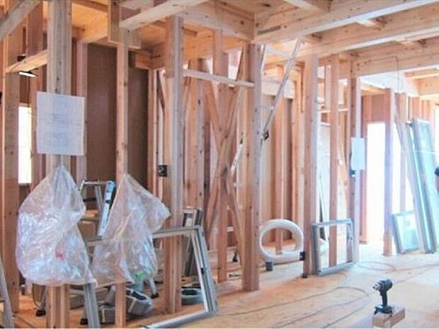 柱と柱の対角線に取り付けられるもので、片方向の片筋交い、両方向のたすき筋交いがある。在来工法では、必要箇所に筋交い耐力壁を配置し補強します。