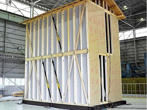 世界で初めて「金属流動」を利用した制震ダンパーです。温度や速度に影響されないため、季節を問わず常に安定した性能を発揮します。また実験では震度７の大地震連続48回にも耐え繰り返しの地震に強いことも証明。