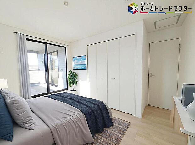 ☆居室☆
充分な広さの収納を備え、採光良好な洋室は、快適空間。プライベートの時間もゆったりお寛ぎ頂けそうです。
※家具はCGでございます。