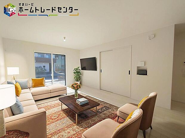 ≪Living room≫
広々とした開放感あふれるリビングです。ゆったり寛げる充分な広さがございますので、ご家族でインテリアのレイアウトを考えるのも楽しみになりそうです。
※家具はCGでございます。