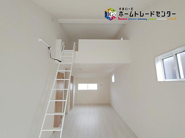 《ロフト≫
ロフトのあるお部屋は天井が高く、開放感がございます。お子さまのお部屋にも良いですね♪