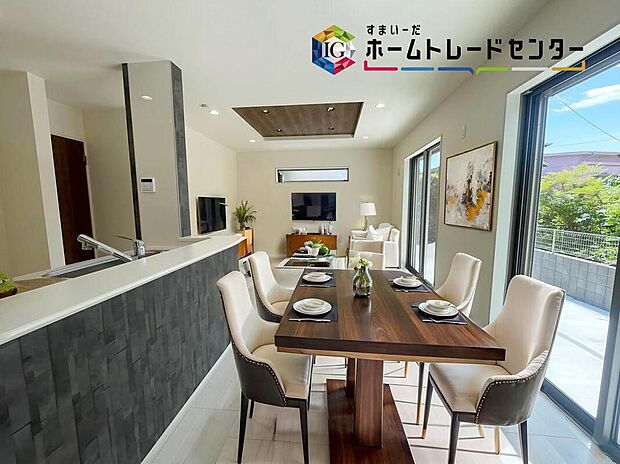 ≪Living room≫
広々とした開放感あふれるリビングです。ゆったり寛げる充分な広さがございますので、ご家族でインテリアのレイアウトを考えるのも楽しみになりそうです。
※家具はCGでございます。