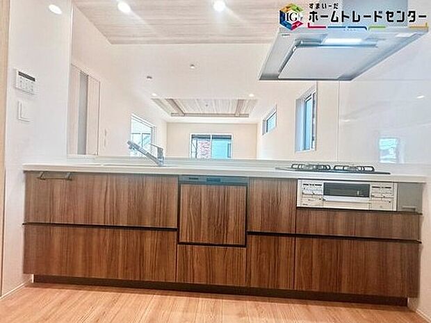 ≪Kitchen≫
ご家族と会話をしながらのお料理は楽しいですね。出来上がった料理をお子さんが運ぶなどお手伝い時間も増えそう!