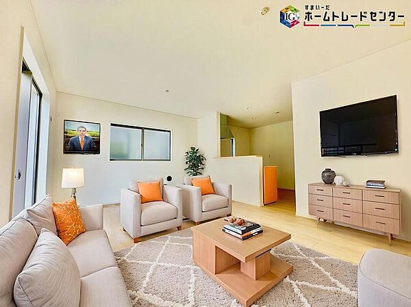 ≪Living room≫
ママの目線でデザインされた住まいは、水回りの導線や豊富な収納など魅力がたくさん。住み心地の良さをぜひご体感下さい！     
※家具はCGでございます。
