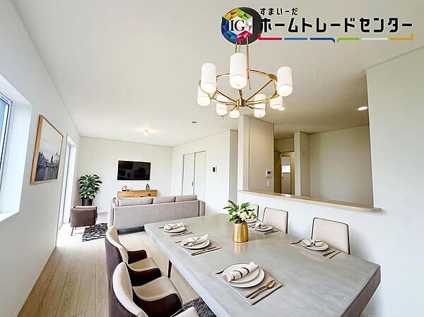 ≪Living room≫
広々とした開放感あふれるリビングです。ゆったり寛げる充分な広さがございますので、ご家族でインテリアのレイアウトを考えるのも楽しみになりそうです。
※家具はCGでございます。