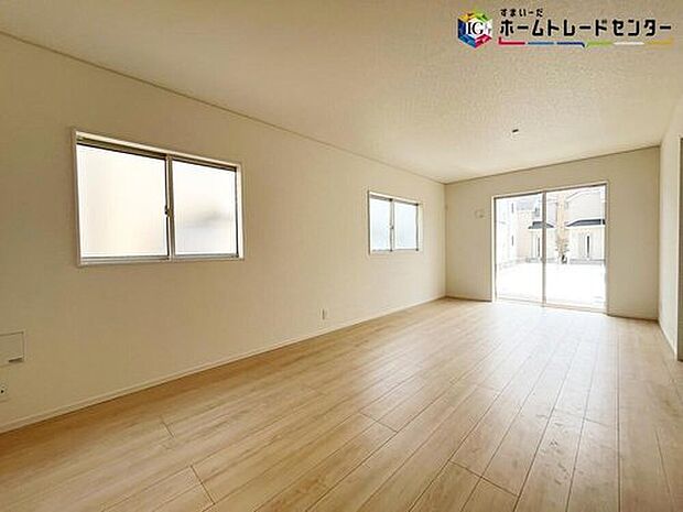 ≪Living room≫
お陽さまの光をさわやかな風をたっぷりとりこめます。室内はいつも明るい印象なので気持ちの良い朝を迎えられます。毎日の生活も明るくなりそう。